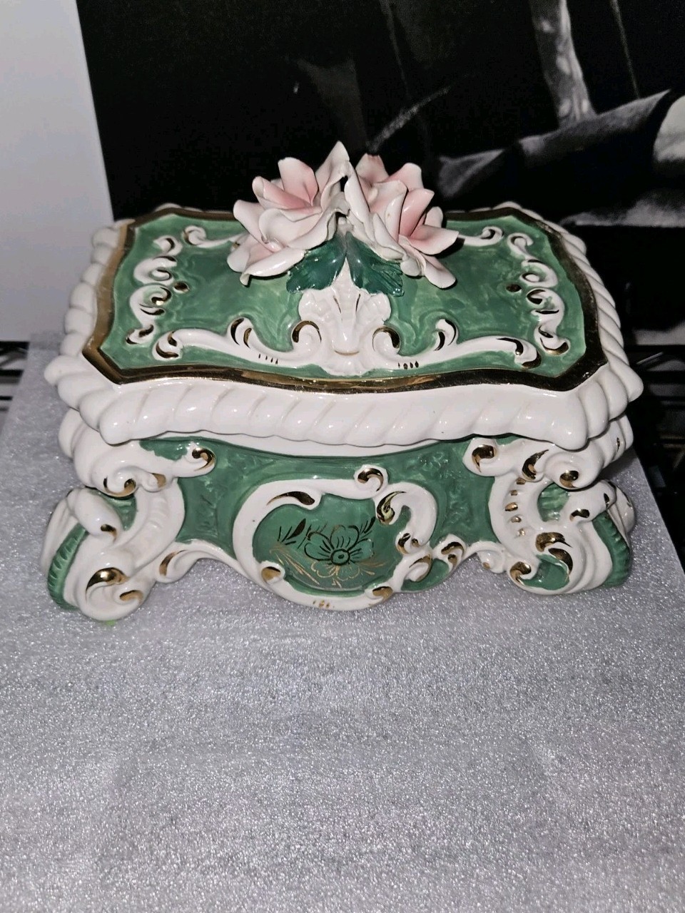 Vtg Italy Capodimonte Style Porcelain Casket Jewelry Box Green Gold 3D Rose 8511