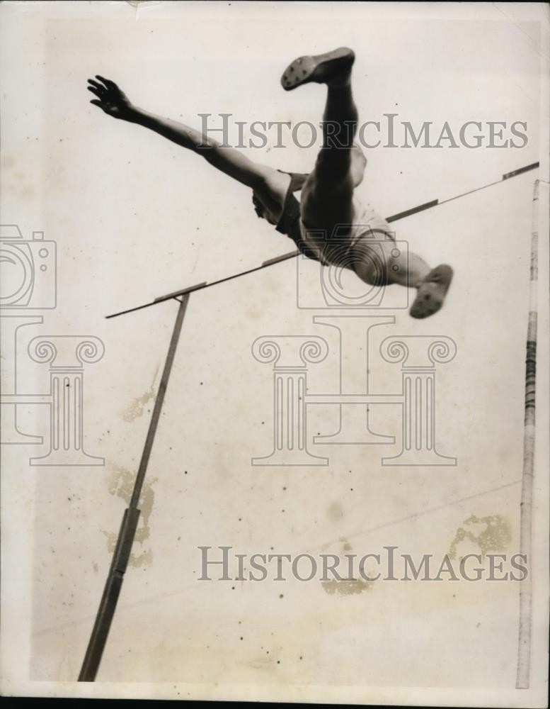 1935 Press Photo Earle Meadows pole vaults at IC4A meet at Cambridge Mass