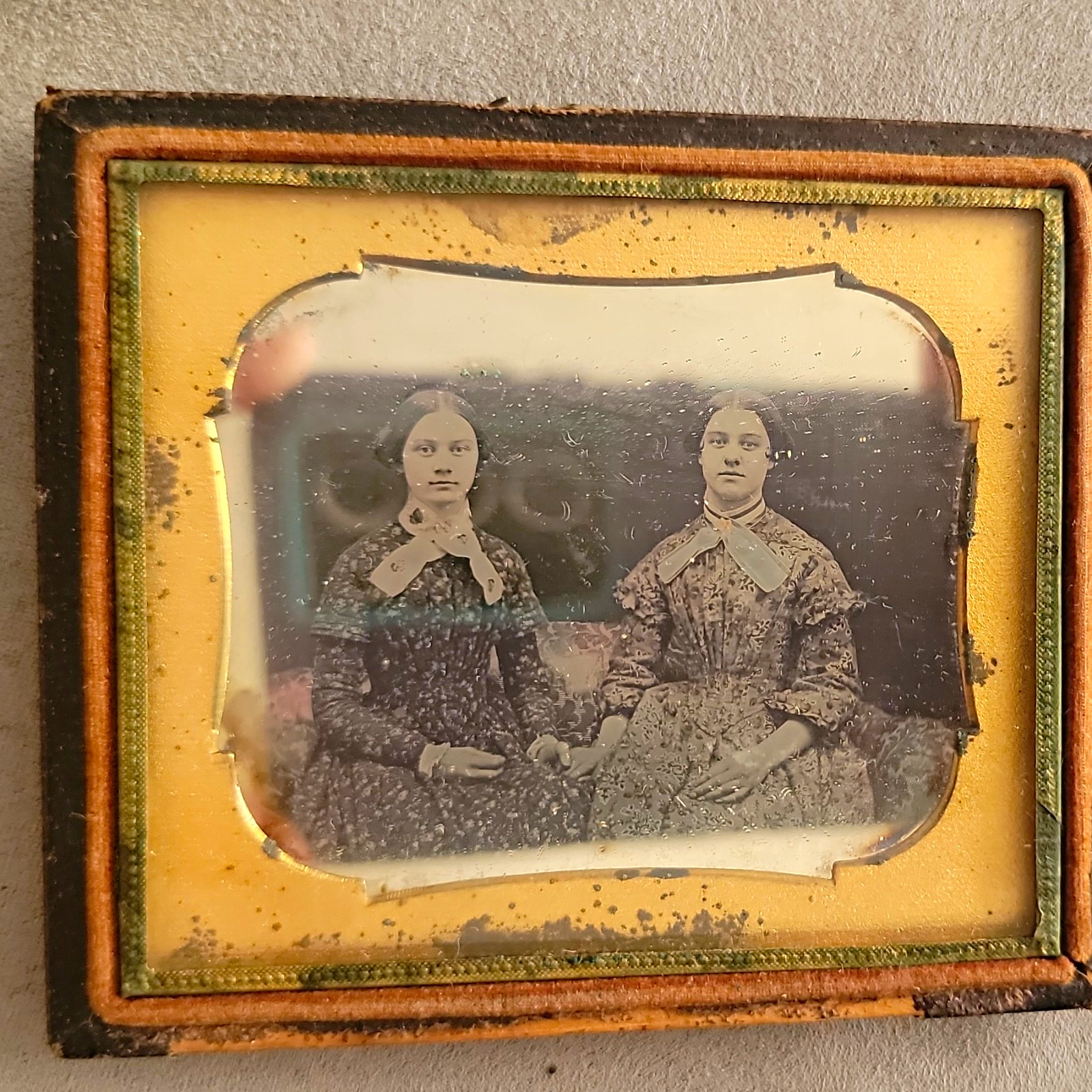 Antique 1850s Daguerreotype Double Portrait Two Women Sisters 1/6 Plate Half Cas