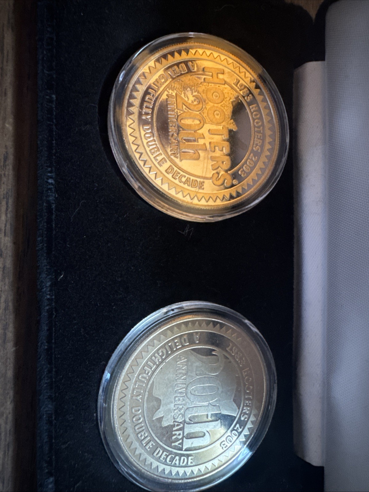 Rare vintage Hooters 20th Anniversary Coin Set Fast shipping
