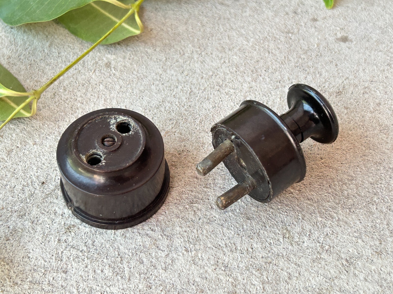 VINTAGE OLD ELECTRIC KAY S TUNION BAKELITE PLUG AND SOCKET MADE IN ENGLAND.