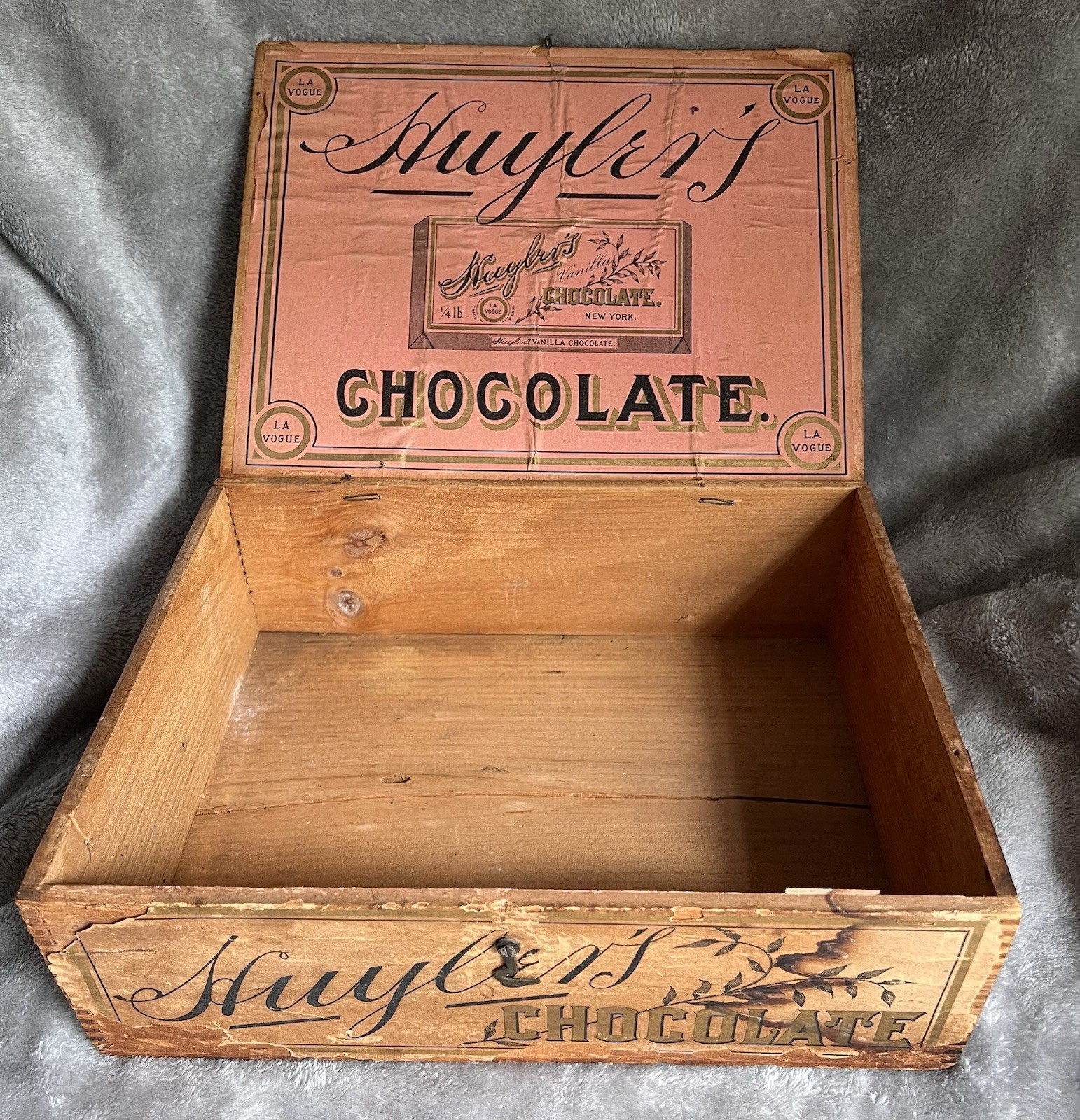 ANTIQUE HUYLER’S CHOCOLATE WOODEN BOX  ADVERTISING CRATE ‘LA VOGUE’