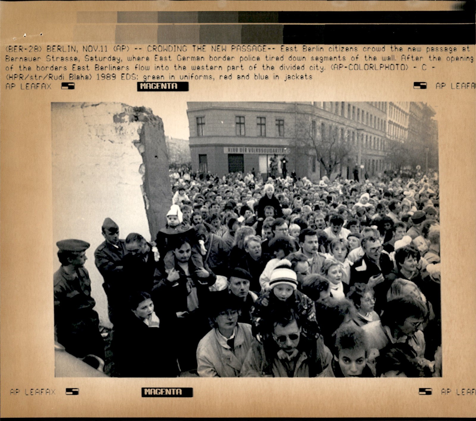 LD435 1989 Wire Photo EAST BERLIN CITIZENS CROWDING THE NEW PASSAGE BERLIN WALL