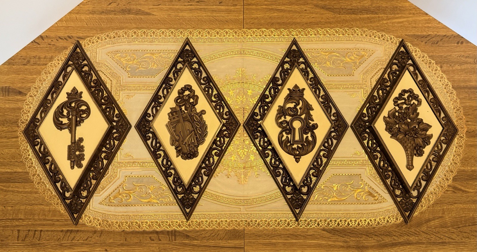 Set of 4 Vtg Dart Ind MCM Hollywood Regency Home Decor Wall Plaque Hangings USA