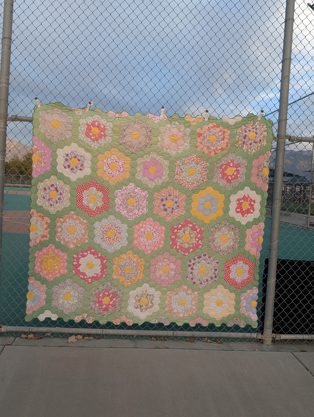 Vintage Grandmother’s Flower Garden Quilt 82x75 Hand Quilted Green Floral. 