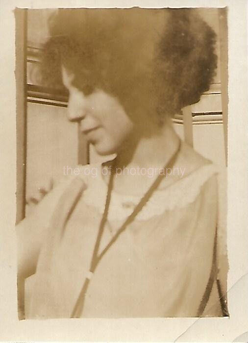 20th CENTURY WOMAN Vintage SMALL FOUND FAMILY PHOTO Original B+W 54 40 P