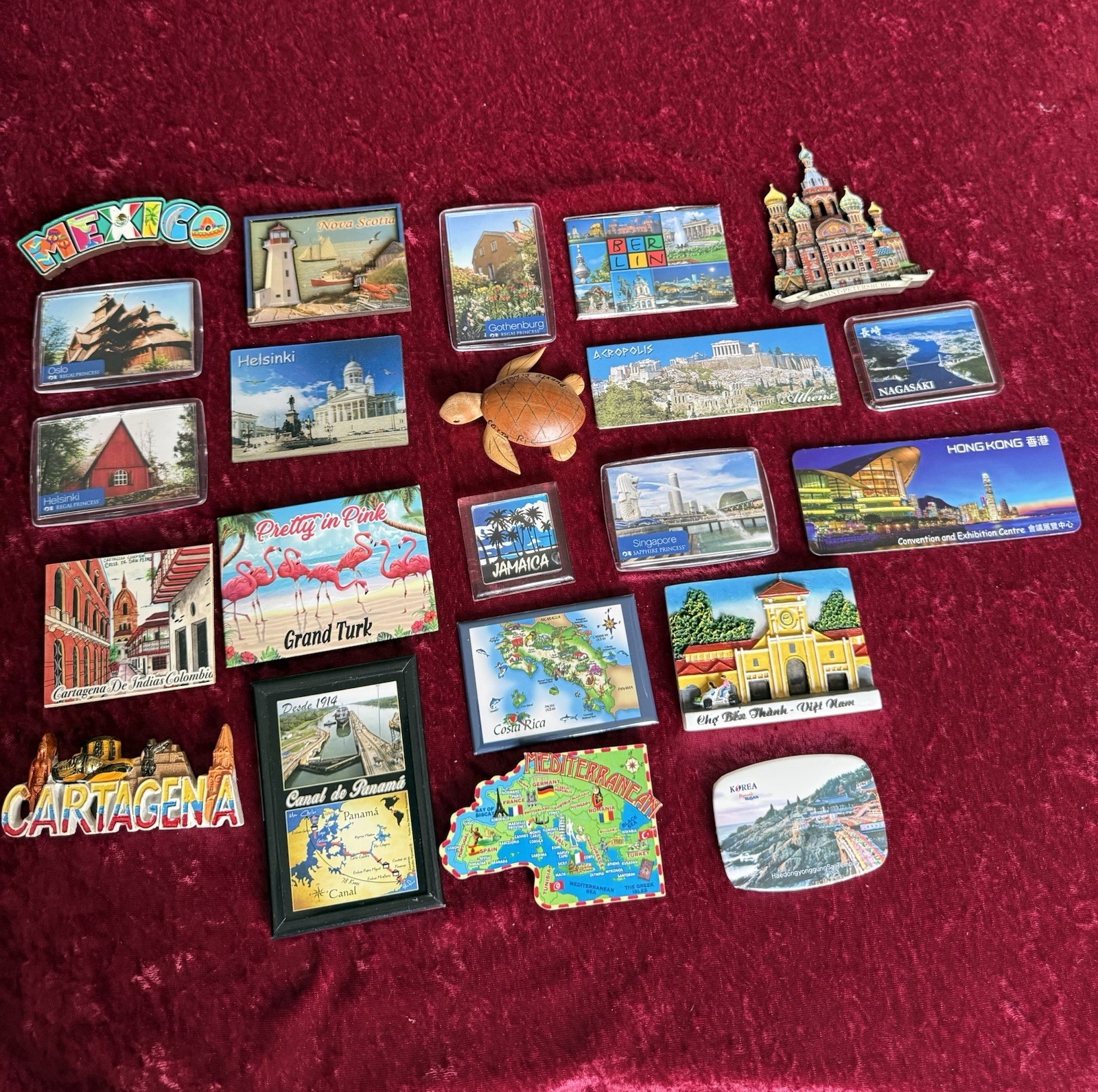 Set Of 22 Rare Beautiful Fridge Souvenir Magnates From Many Countries.