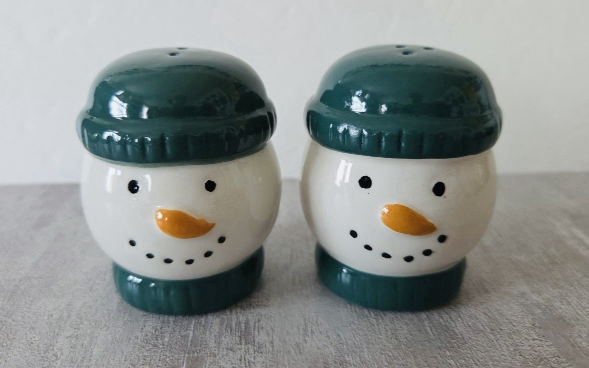 💚❤️NWT Ceramic Snowmen Salt & Pepper Shaker Set