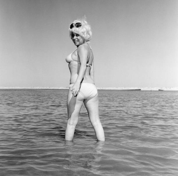 Barbara Windsor Actress 7th July 1976 Pictured taking a break from- Old Photo 3