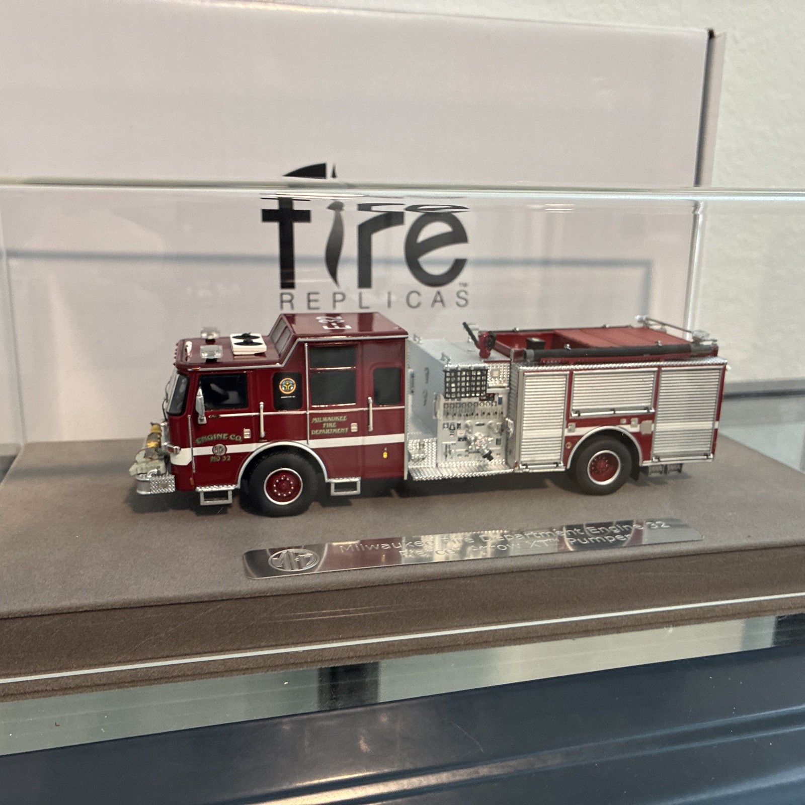 1/50 Fire Replicas Milwaukee FD Pierce Arrow XT Engine 32 (FR 018-32) Rare