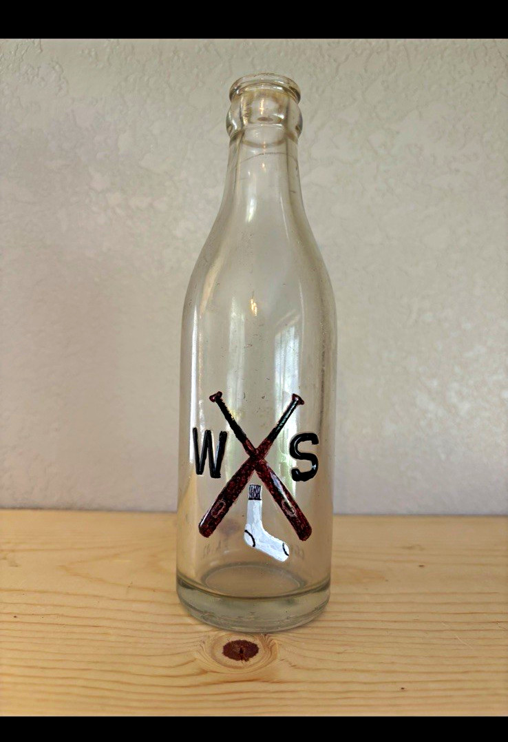 Rare Chicago white Sox Bottle 12 oz with WS Logo Crossed Bats 20s-30s baseball