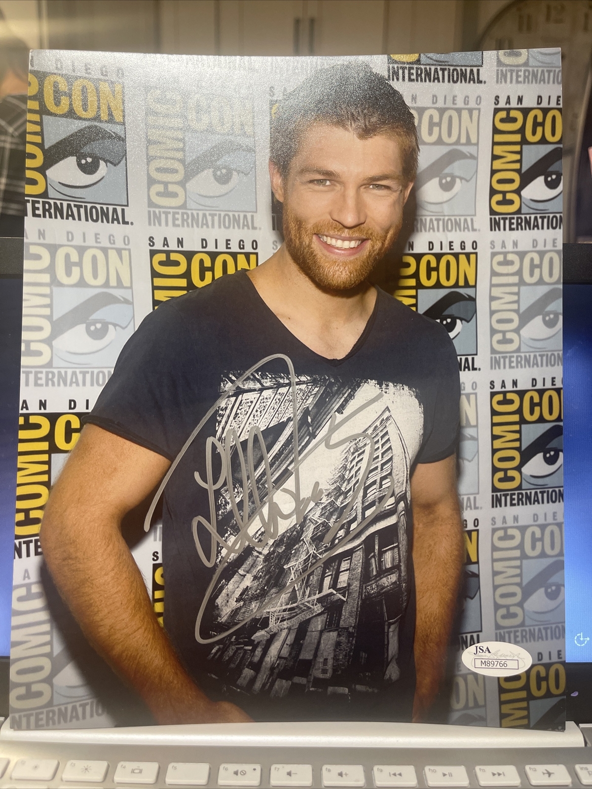 (SSG) Liam McIntyre Signed 10X8 Photo As And From \