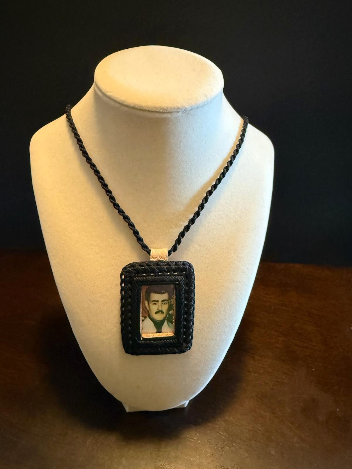 Escapulario Jesús Malverde Rectángulo Pitiado Negro – Collar Artesanal de Fe