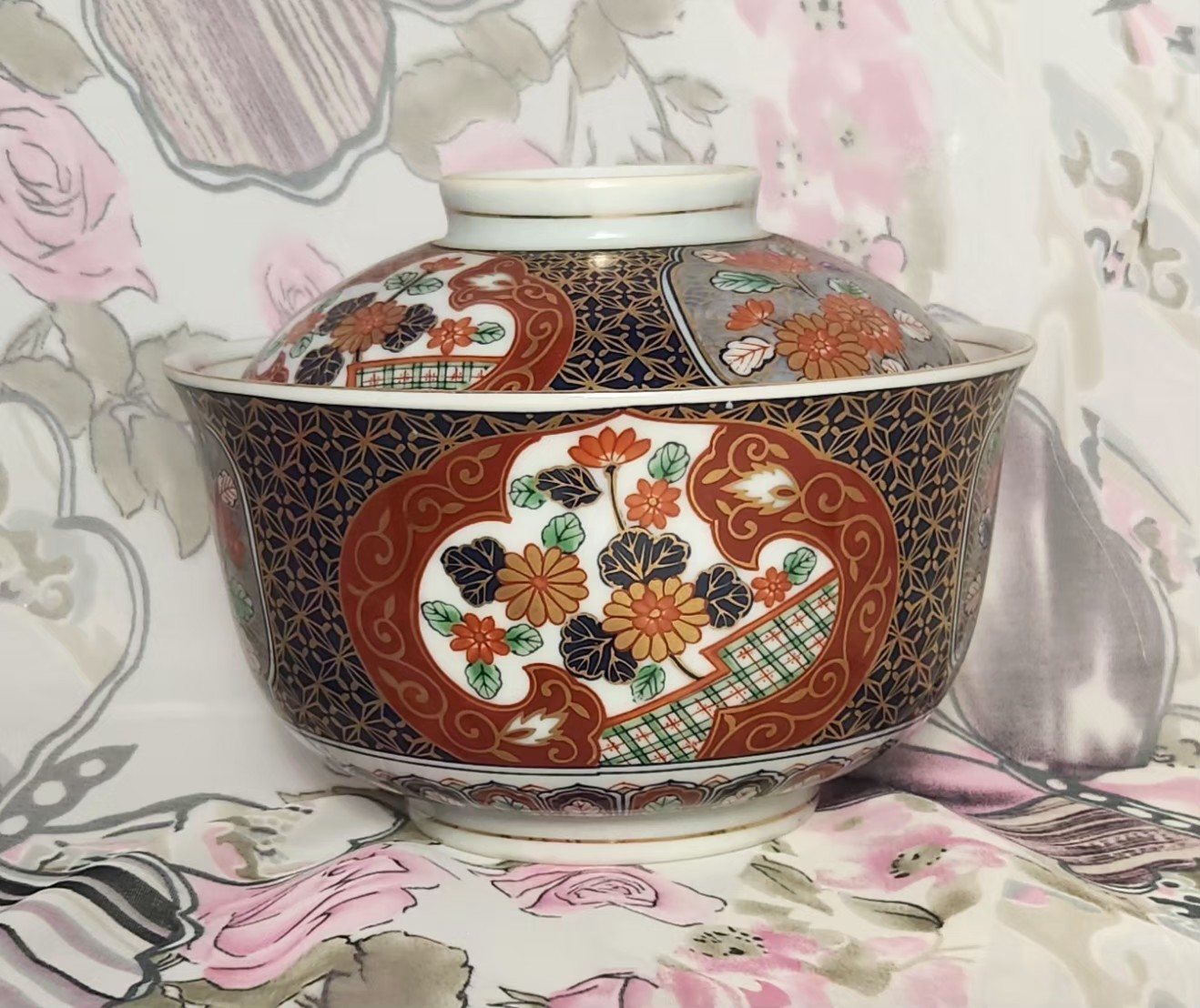 OTAGIRI Japanese Imari Bowl with Lid Hand Painted Flowers Porcelain Gold Trim