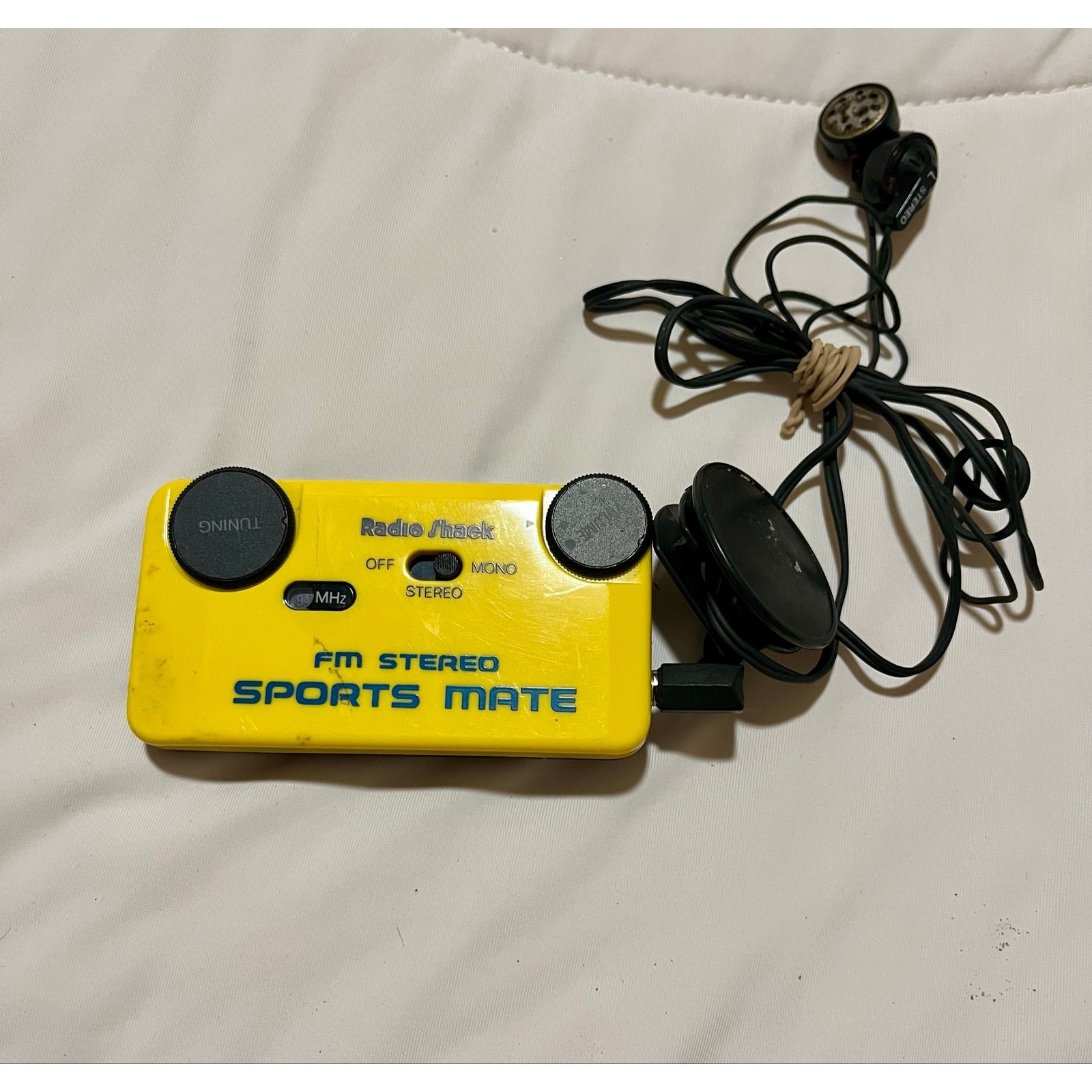 Vintage 1990 RadioShack Sports Mate Pocket FM Stereo Radio 12-138 Tested Yellow