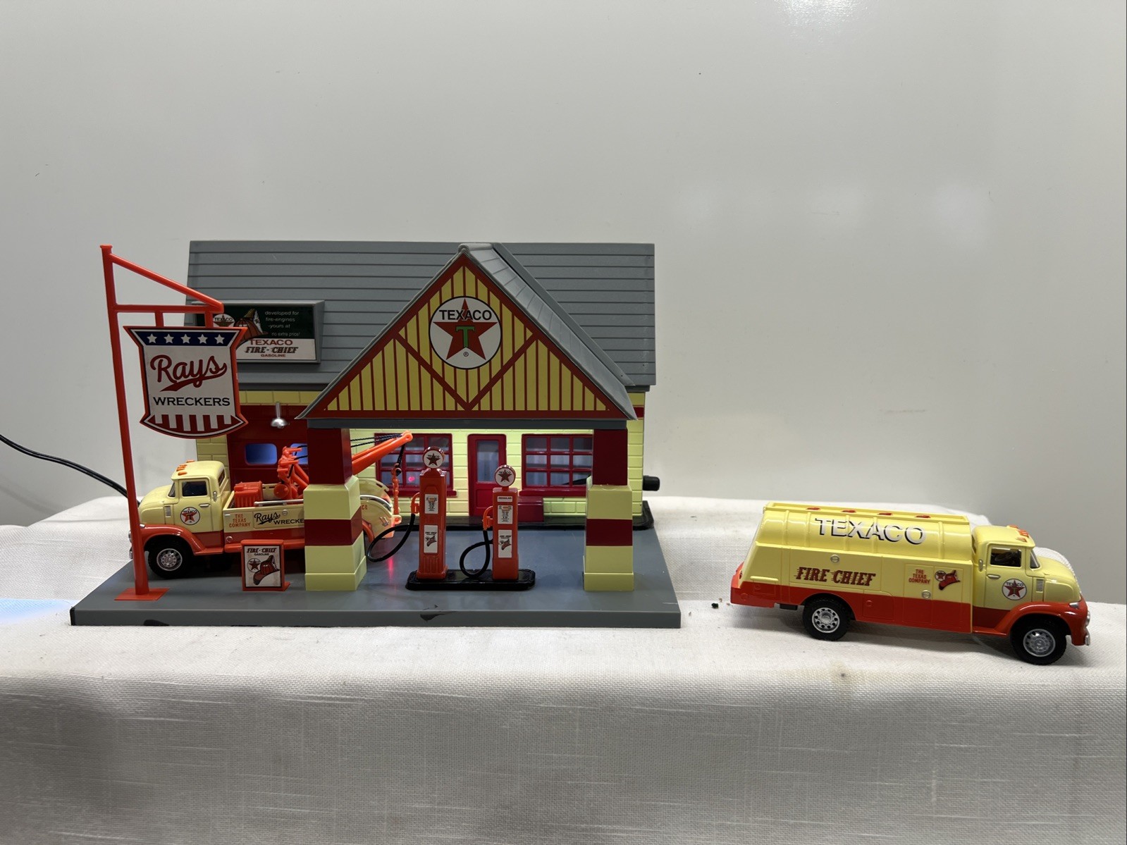 Menards Ray\'s Wreckers O Gauge Gold Collection Collectible Shop Texaco Lighted