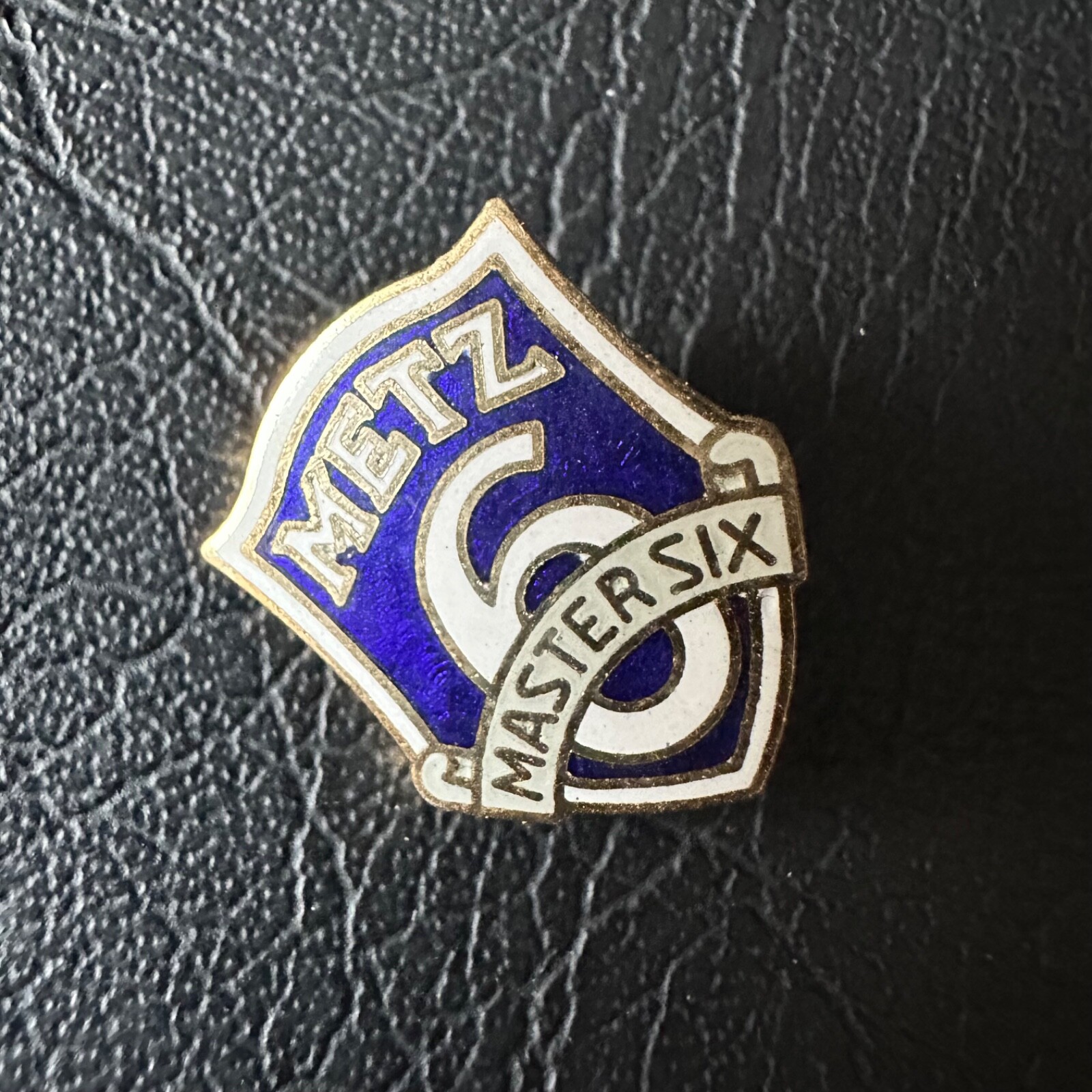 VINTAGE METZ MASTER SIX 6 AMERICAN MOTOR CAR COMPANY ENAMEL PIN BADGE