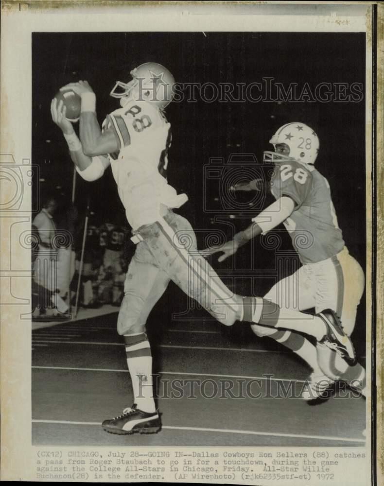 1972 Press Photo Dallas' Ron Sellers catches pass from Roger Staubach in Chicago
