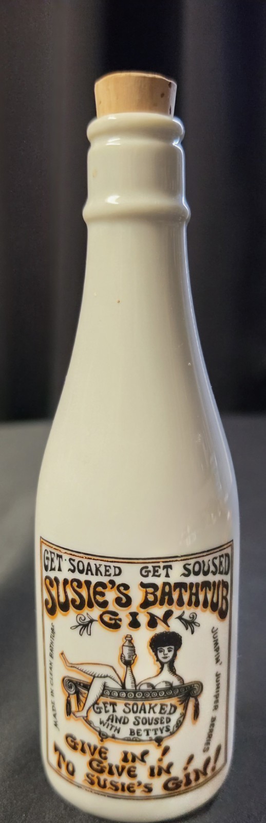 Vtg 1960s Davar Originals Japan Ceramic Susie\'s Bathtub Gin Decanter Bottle