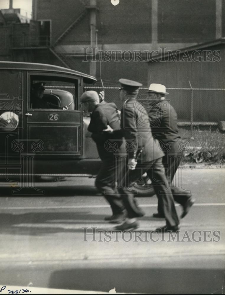 1934 Press Photo Policeman & Detective rushing 1 of Agitator at SKF meeting