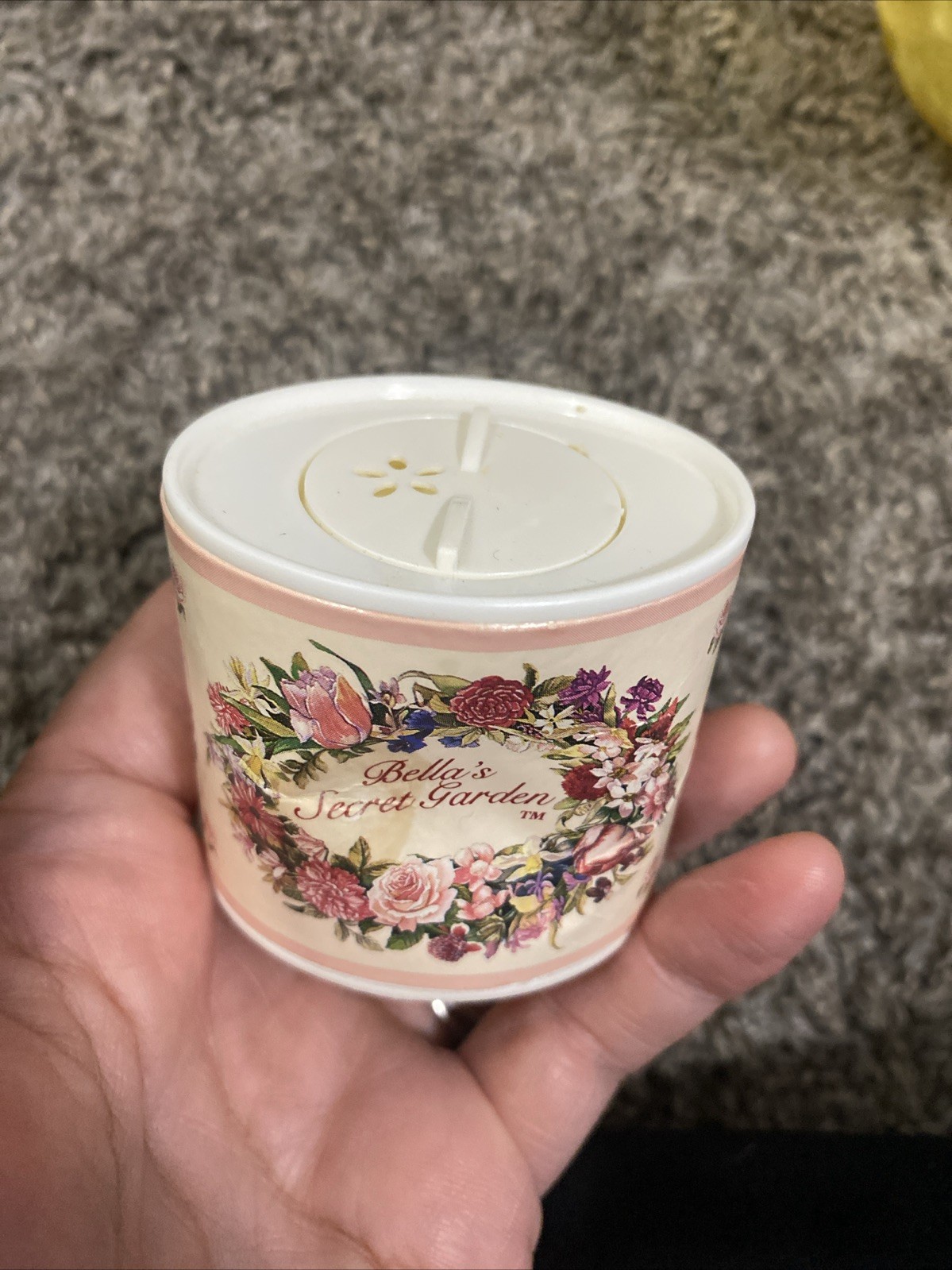 Women's Vintage Bella's Secret Garden Rose Bouquet Shaker Talc Powder Sz 1.0 oz