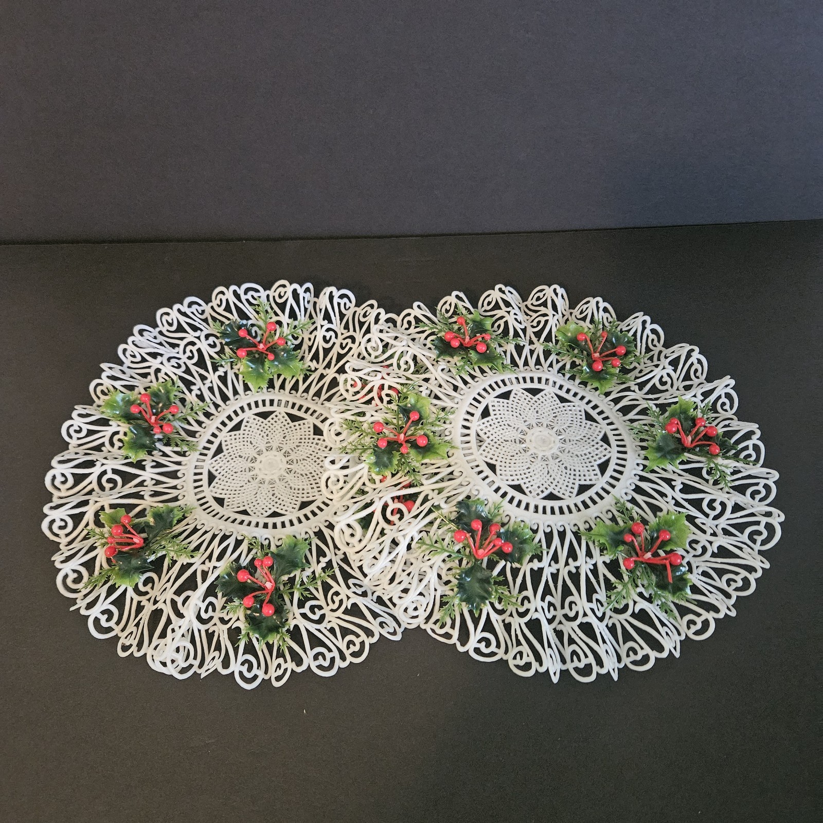8 VTG Plastic Doily Placemats Ruffled Edge Holly Berries Christmas 11