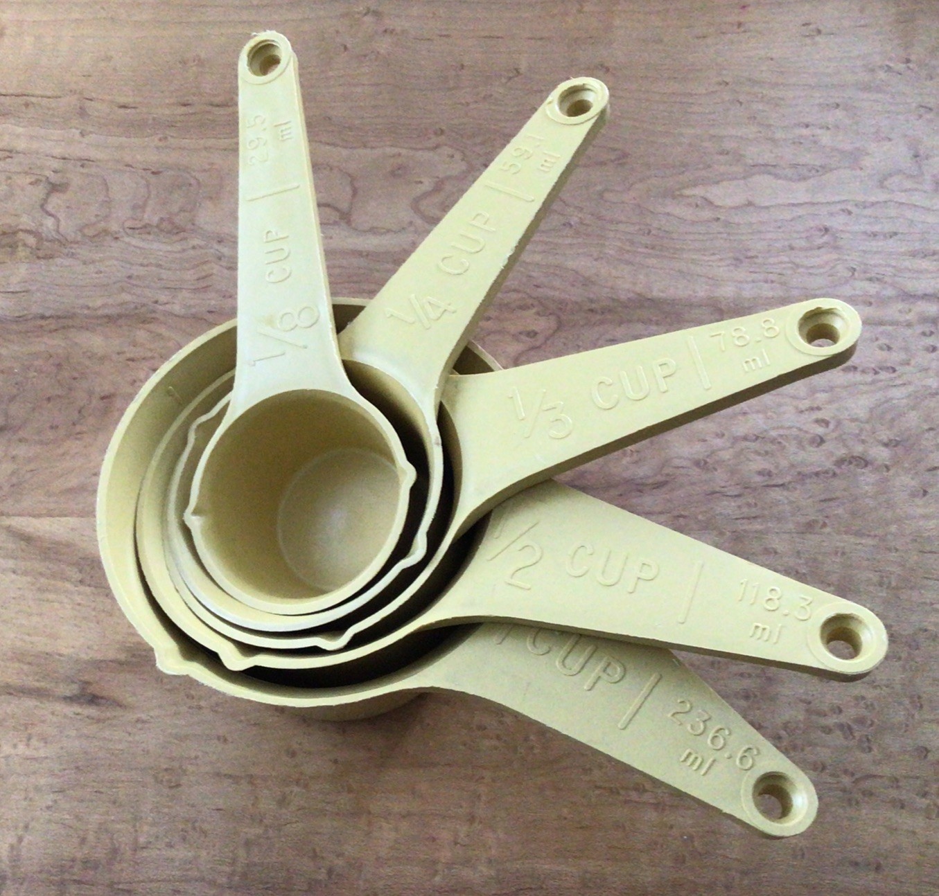 Vintage Foley Plastic Harvest Gold 5 pc Set Measuring Cups 1/8 1/4 1/3 1/2 1 Cup