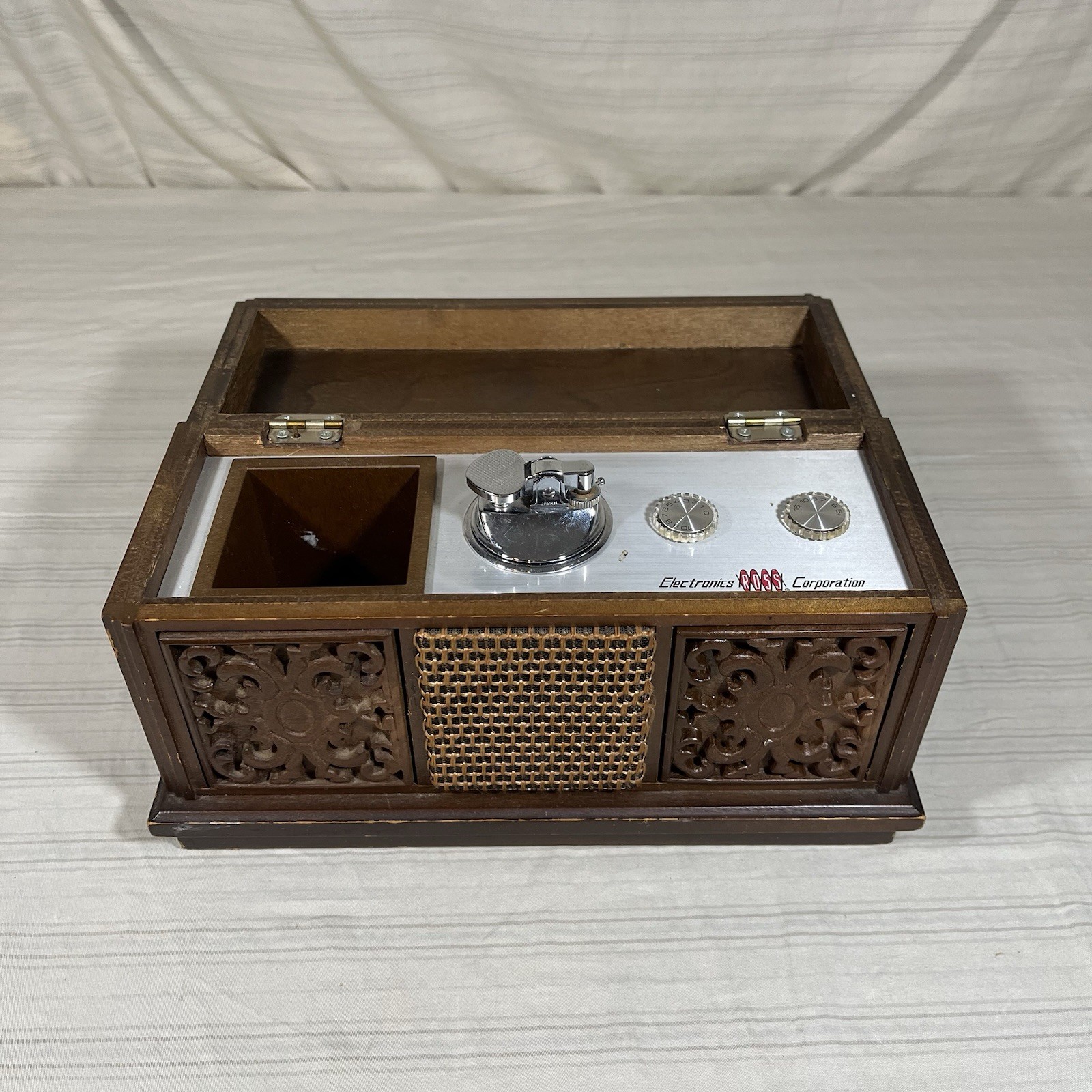 VINTAGE 1970s Ross Electronics Corporation Tabletop Radio with Cigarette Lighter