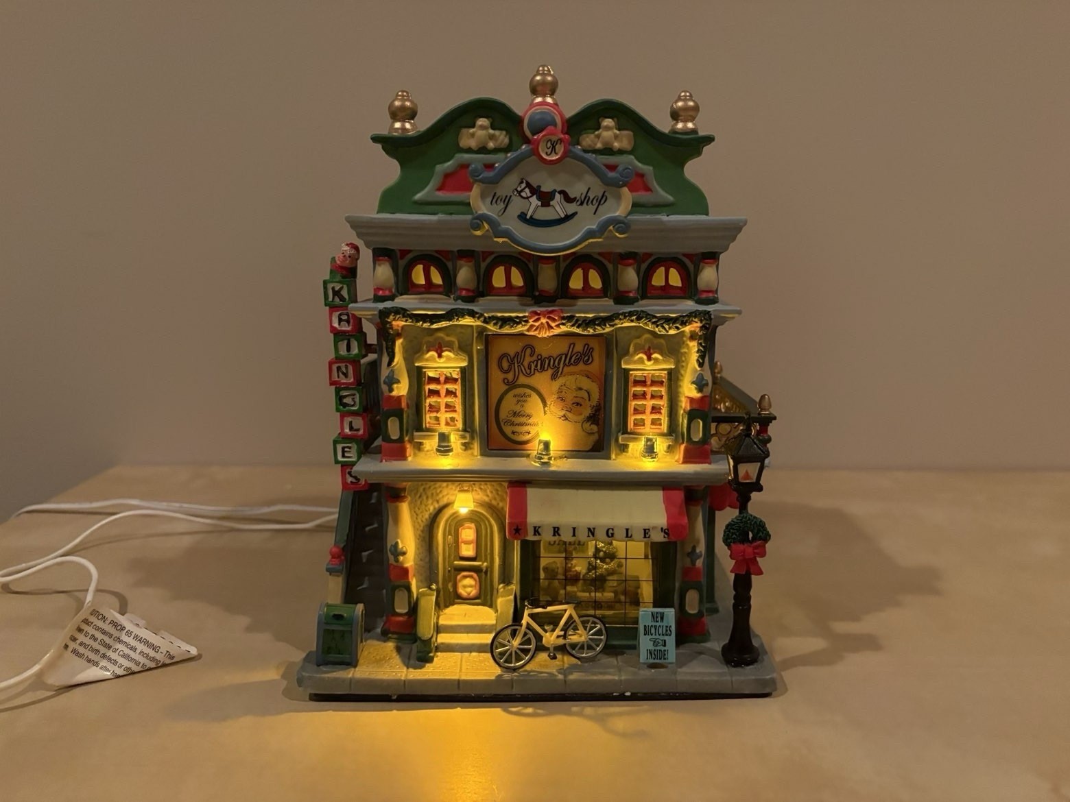 LEMAX KRINGLES TOY SHOP CHRISTMAS VILLAGE LIGHTED W BOX CADDINGTON VILLAGE 2006