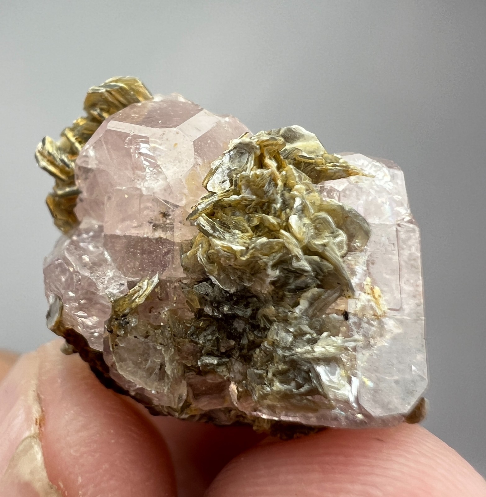 30 CT NATURAL APATITE SPECIMEN FROM SKARDU MOUNTAIN PAKISTAN R.1