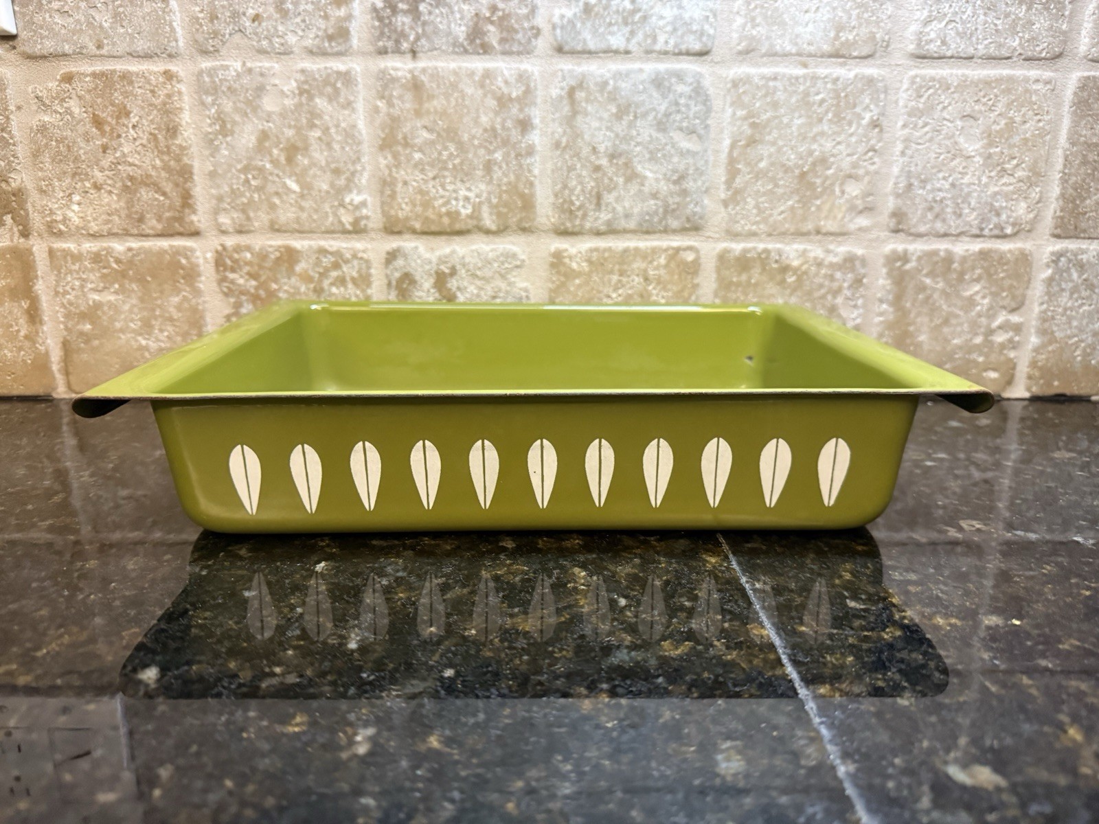 Cathrineholm Lotus Enamelware 14x9 Lasagna Baking Pan Avocado Green Vintage
