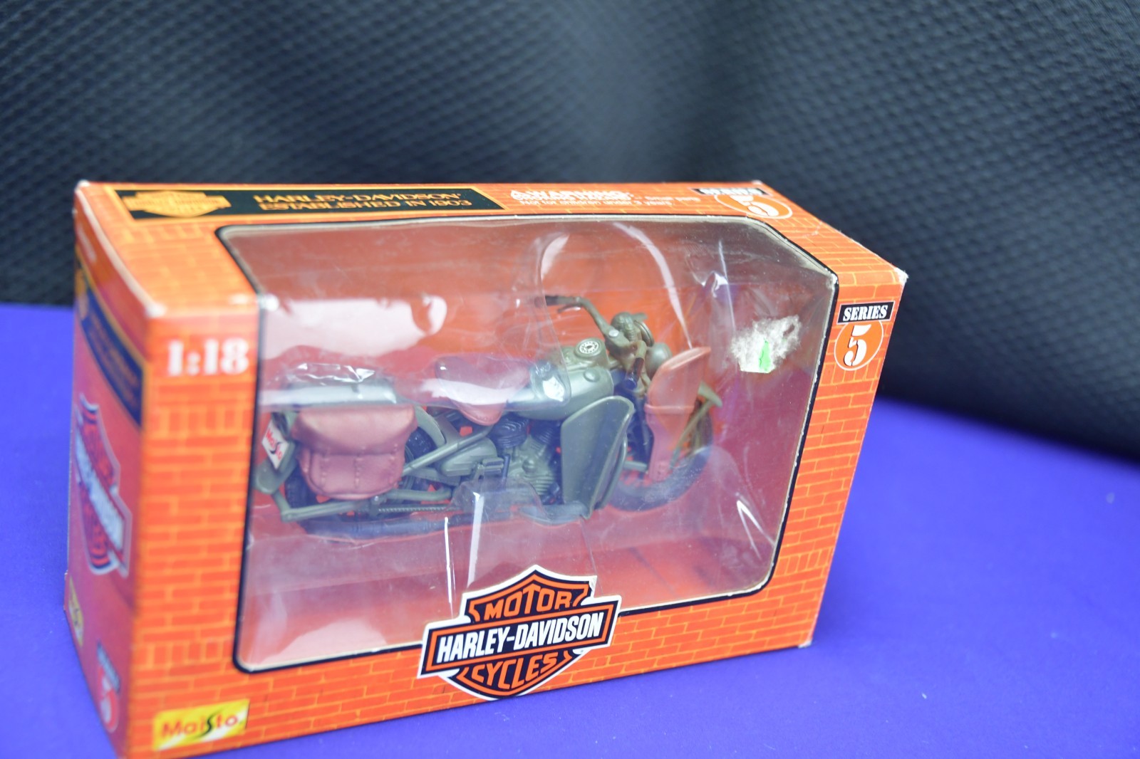 Harley-Davidson Motor Cycle 1:18 Maisto Series 5  1942 WLA Flat Head MIB