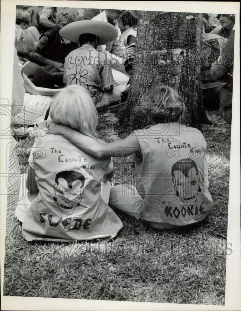 1967 Press Photo A group gathered at a Love In event - lra37435