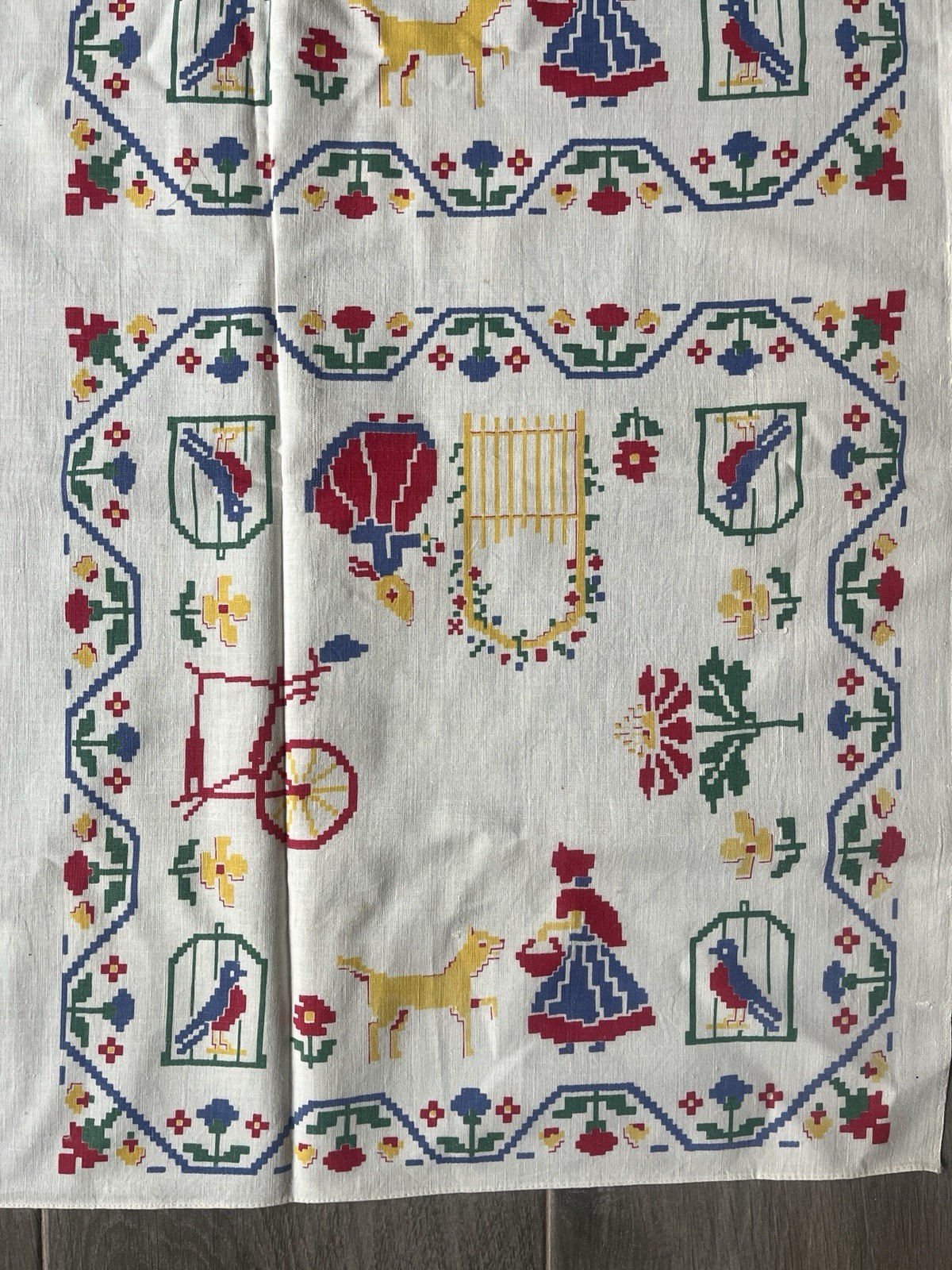 Vintage Pennsylvania Dutch Folk Art Cotton Tablecloth 43\