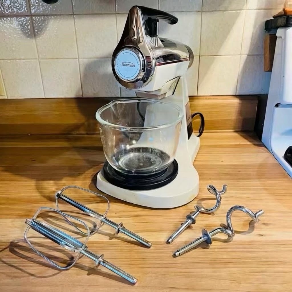 Vintage Sunbeam Mixmaster 2360 Stand Mixer Glass Bowls Beaters Retro WORKS