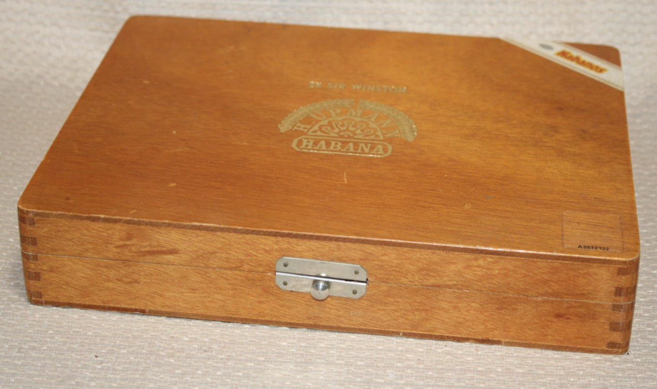 Vintage H. Upmann Sir Winston Wood Cigar Box Dovetail 25 Cigars 10.5\