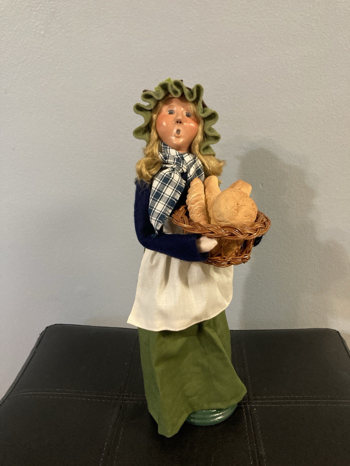 Byers’ Choice Ltd. 2022 Woman Selling Bread #4322I