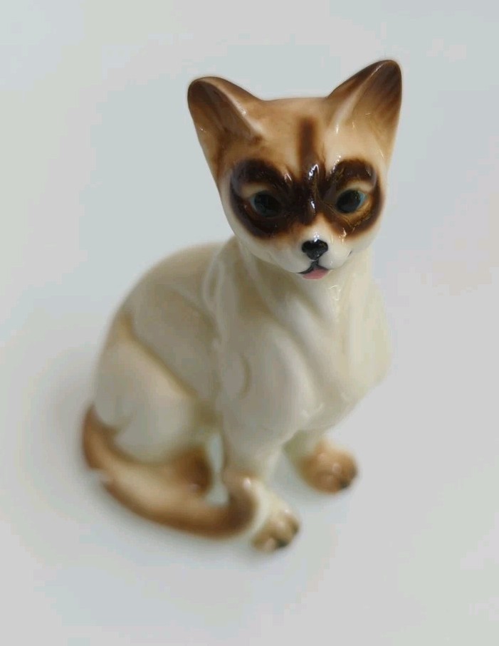Vintage Japan Siamese Cat Figurine Blue Eyes Ceramic Porcelain Kitten 3.25\