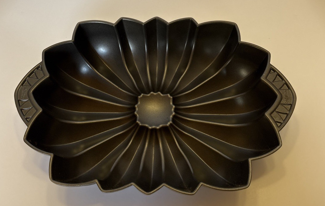 Wilton Chrysanthemum Cast Aluminum Bundt Pan Early 2000's Handles
