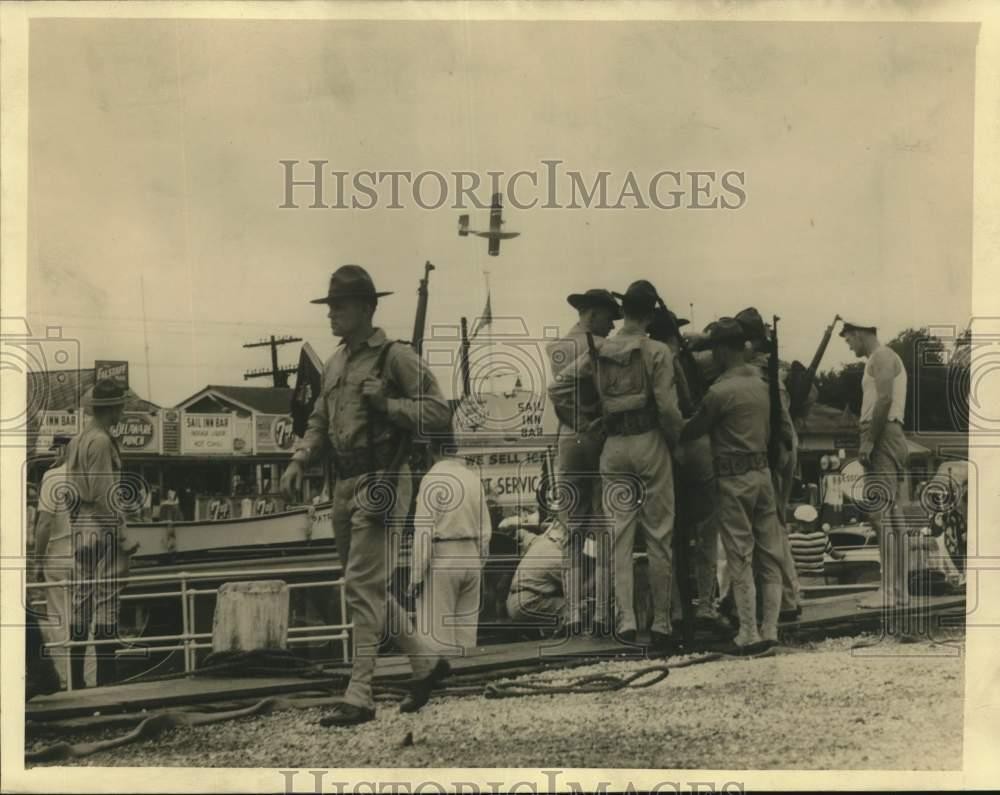 1940 Press Photo Local Units Marines Board Boats for 1st New Orleans Maneuvers