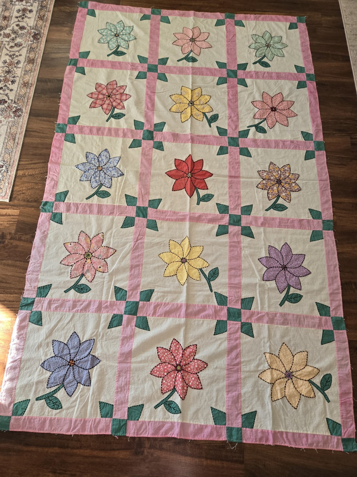 Beautiful Vintage Appliqued Flower Feedsack Quilt Top 54\