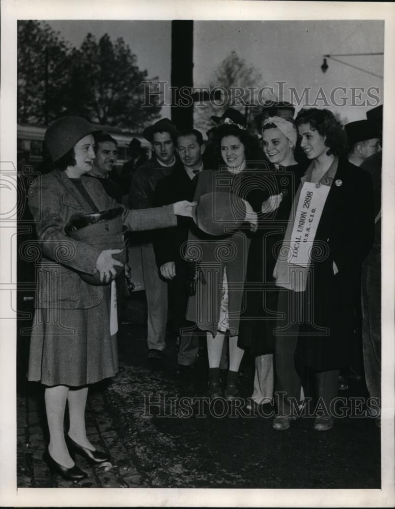 1945 Press Photo Helmets Passed Out to Members of Picket Line at SKF Plant