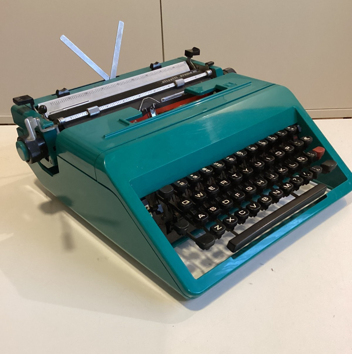 OLIVETTI STUDIO 45. SOTTSASS DESIGN. PICA FONT. SPANISH LAYOUT. MCM. TURQUOISE