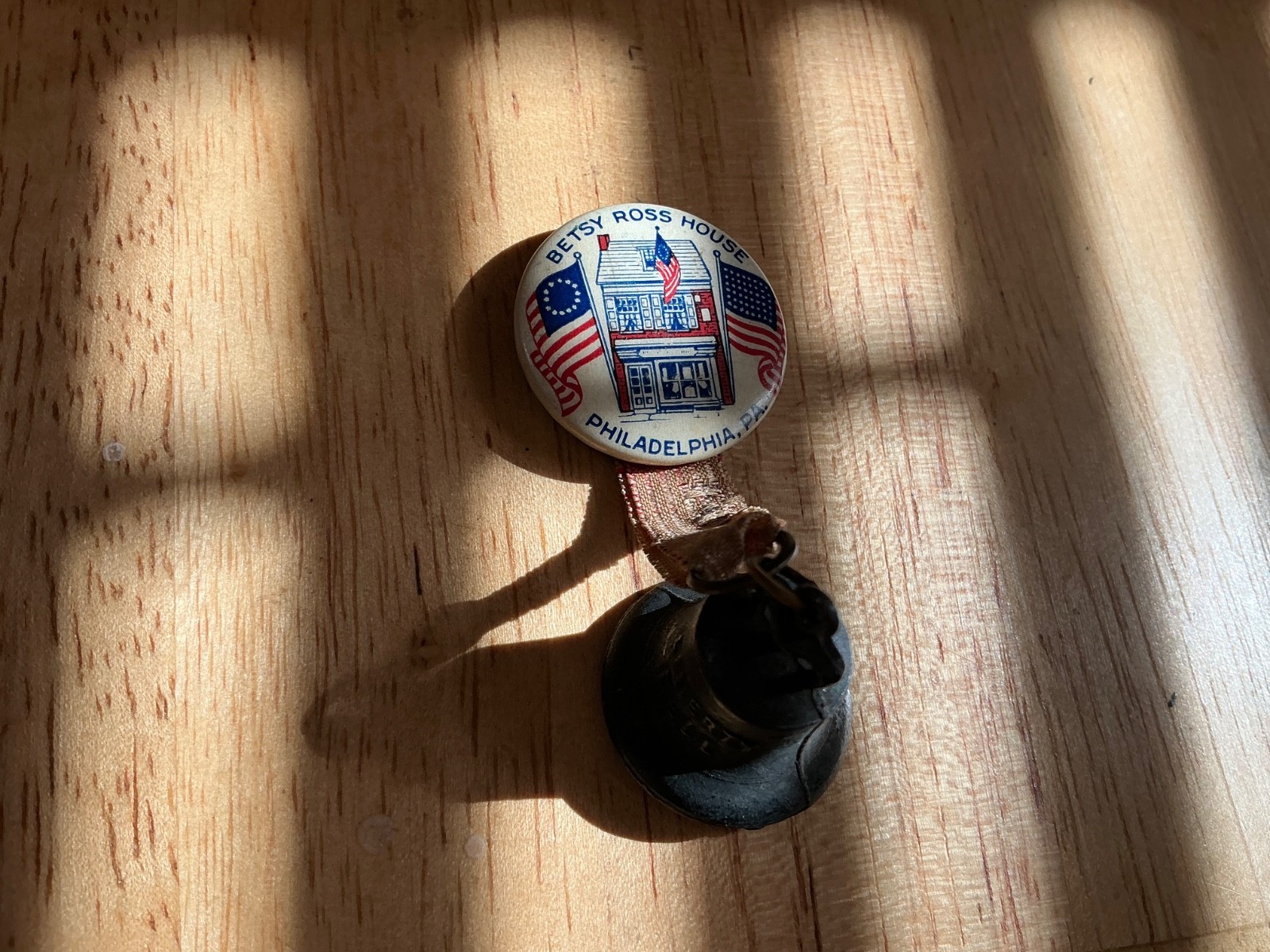 1910s PATRIOTIC BETSY ROSS HOUSE AMERICAN FLAG LIBERTY BELL PINBACK PHILADELPHIA