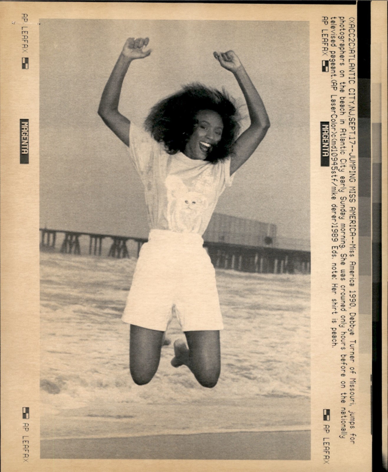 LD435 1989 AP Wire Photo JUMPING MISS AMERICA DEBBYE TURNER ATLANTIC CITY BEACH