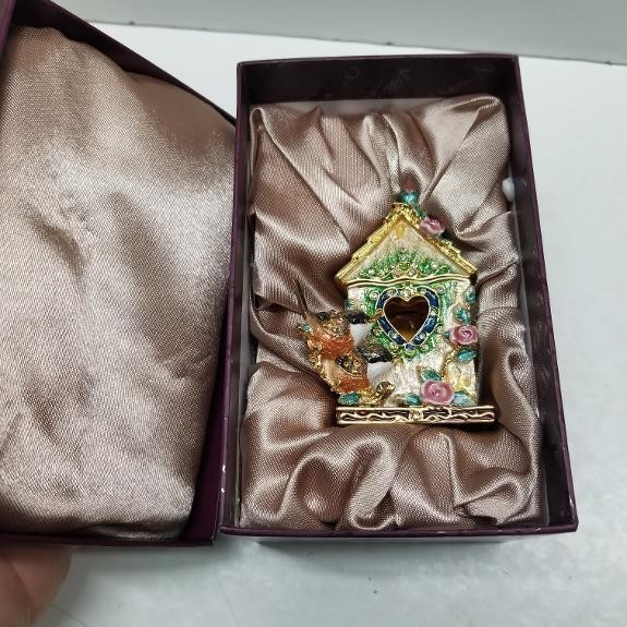 NOBILITY BEJEWELED BOX  BIRDHOUSE WITH 2 BLACK CAPPED BIRDS 3925wr NEW IN BOX
