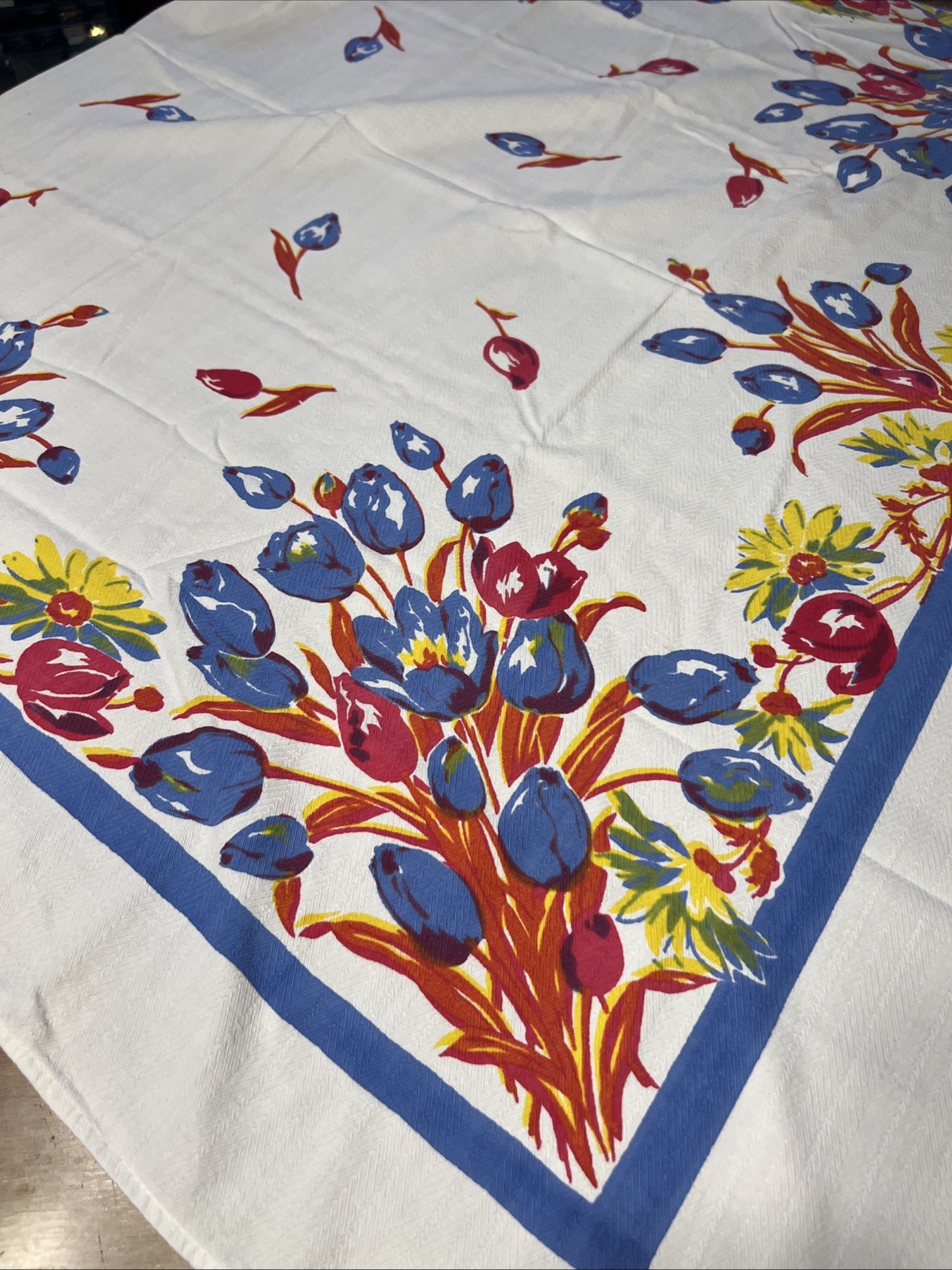 VTG Thomaston Mills Pedigree Tablecloth 53x46 Bright Graphic Tulip Floral MCM