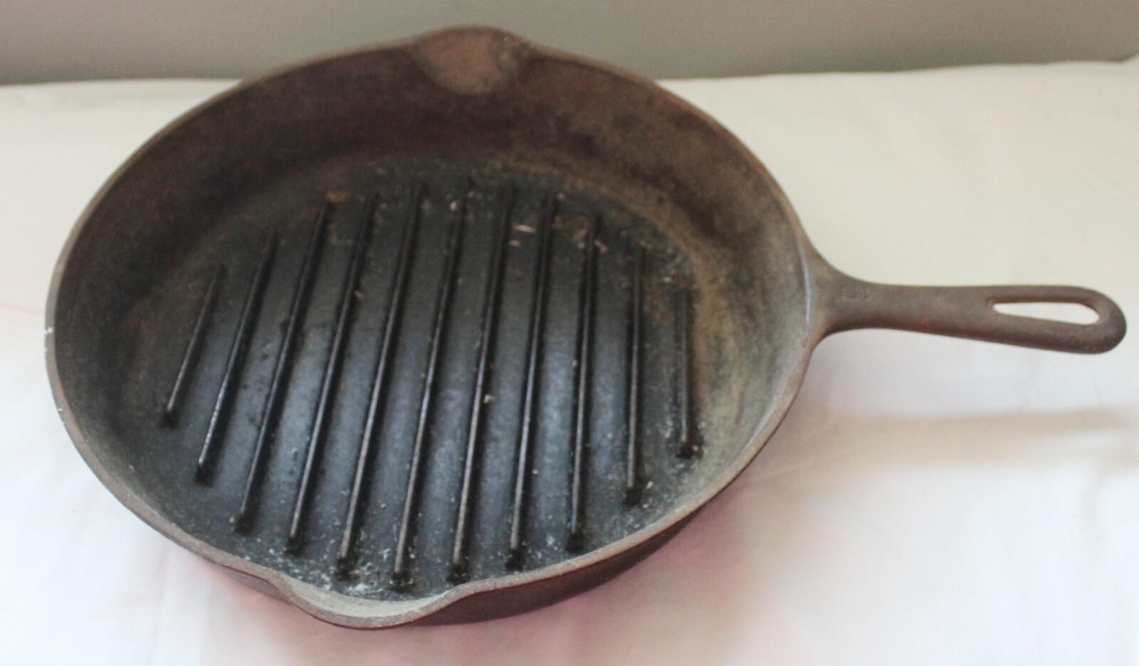 VINTAGE CAST IRON RIDGED 11\