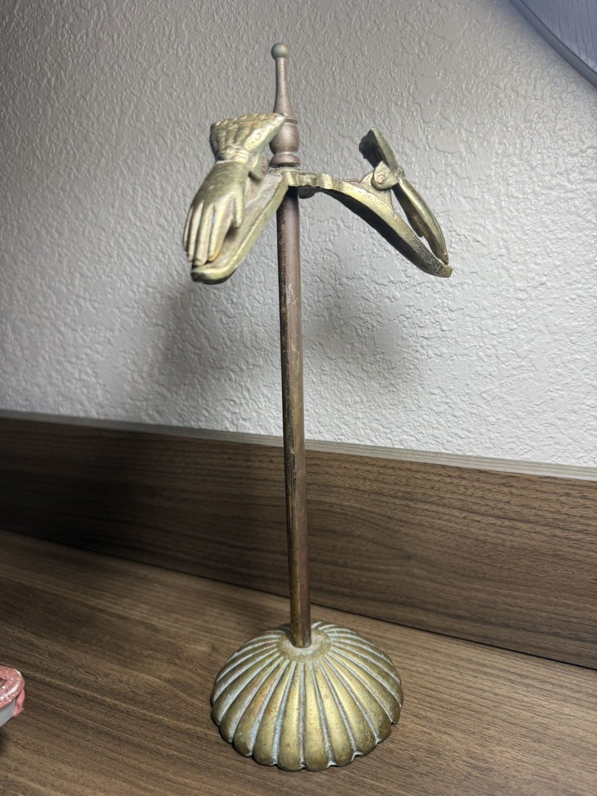 Vintage Antique Brass Hand Clip Stand Glove Letter Card Holder Approx. 10.5 in. 