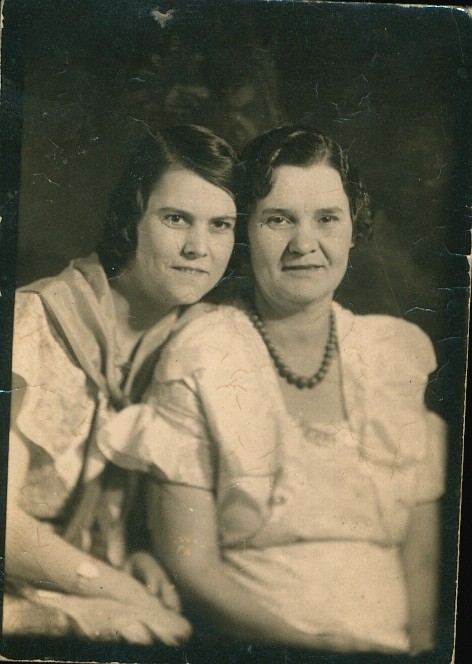 Old Vintage Photo PAIR DUO AFFECTIONATE WOMEN SNAPSHOT PICTURE PHOTOGRAPH